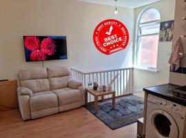 2 Bedroom 4 Beds Family Flat Free Parking & Fast Wi-Fi Self-Check-in Cosy & Spacious，位于罗奇代尔的公寓