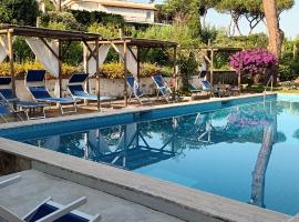 Villa Olivia Residence Ischia - Monolocali e Bilocali nel Verde con Piscine e Vista Mare，位于伊斯基亚的公寓式酒店