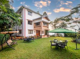 StayVista's Tree Tops & Tea Trails - Mountain-View Villa Amidst Tea Plantation with Telescope & Gazebo，位于大吉岭的乡村别墅