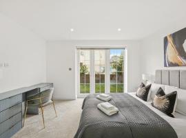 Drake House Apt 3 in Staines - Free Parking - Heathrow - Thorpe Park，位于Staines upon Thames的酒店