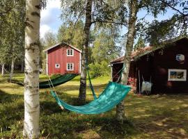 Charmig gård med bastu, strandtomt och utedusch i naturskönt område，位于斯韦格的酒店