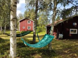 Charmig gård med bastu, strandtomt och utedusch i naturskönt område