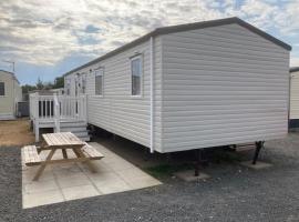 3 Bedroom Modern Caravan Sleeps up to 8，位于米勒姆的酒店