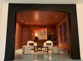 The Trail in Adams - Berkshires' Art Hotel，位于Adams的酒店
