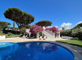 Traditional 3 bedroom villa with great pool in the heart of Vale do Lobo，位于韦尔都勒博的带泳池的酒店