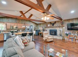 Rustic Russell Springs Home Near Marina and Lake!，位于Jamestown的度假屋