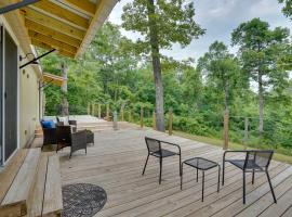 Buchanan Home with Deck, 4 Mi to Paris Landing!，位于Buchanan的酒店