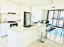 Modern 2 bedroom & 2 bathroom apartment with stunning Sydney CBD & Skyline Views!，位于利物浦的酒店