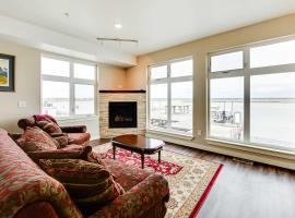 Waterfront Kenai Townhome Less Than 1 Mi to Beach!，位于基奈的酒店