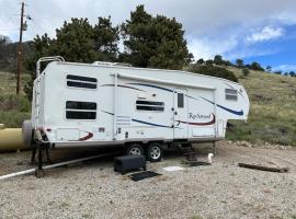 Private Camper on Working Ranch，位于萨利达的露营地