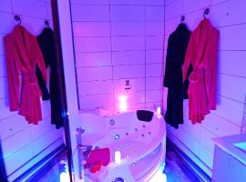 Luxe Sauna Privatif et Grand bain Jacuzzi à deux à Biscarosse Plage pour Nuit Romantique avec décoration LED et Bougies，位于比斯卡罗斯的酒店