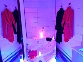 Luxe Sauna Privatif et Grand bain Jacuzzi à deux à Biscarosse Plage pour Nuit Romantique avec décoration LED et Bougies