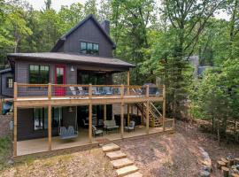 New Construction Lakefront Home with Private Dock Fire Pit Hot Tub，位于斯旺顿的酒店