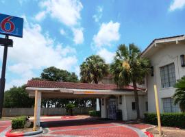 Studio 6 Baytown, Tx - Garth Road，位于贝敦的酒店