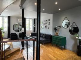 Duplex de charme en centre ville avec terrasse，位于布里夫拉盖亚尔德的带热水浴缸的酒店