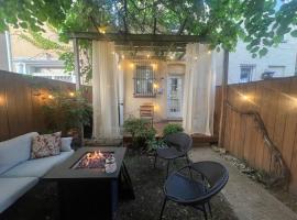 3-Bedroom House with Cute Patio Explore DC on Foot，位于华盛顿的度假屋