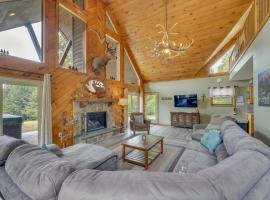3-Acre Benezette Cabin Hot Tub, Grill and Mtn View，位于Benezette的酒店