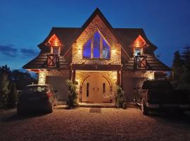Lux Houses w DOMKU tylko DWA APARTAMENTYz jacuzzi zewnętrznym，位于Groń的酒店