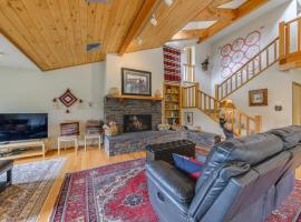 Cloudcroft Mtn Home w/ Patio, Walk to Golf Course!，位于克劳德克罗夫特的酒店
