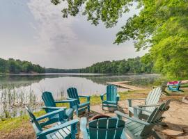 Traverse City Retreat with Deck and Lake Access，位于特拉弗斯城的乡村别墅