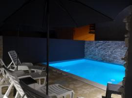 Apartment"Tica"Zaton with pool，位于扎顿的海滩酒店