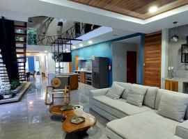 CR Caribbean Blue House - Modern style 100 WiFi，位于卡维塔的酒店