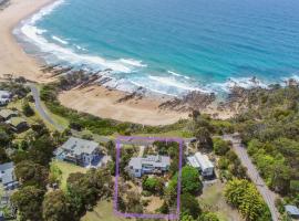 Cuttagee Views Luxury ocean beach front Bermagui Linen & Wifi Provided，位于伯马吉的酒店
