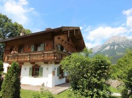 Detached holiday home in Ellmau near the ski lift，位于埃尔毛的酒店