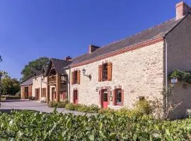 Chambre rustique avec lit king-size, cheminée, petit-déjeuner et équipements pour enfants à Bouvron - FR-1-306-1249