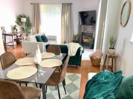 Stylish 2bd/2ba condo 4 miles from Six Flags!，位于圣塔克拉瑞塔的酒店