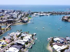 The Ultimate - Waterfront Luxury at Mooloolaba ZC2，位于穆卢拉巴的酒店