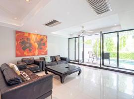 The Fairways Villas - 4 bedroom for 10 guests - 7kms to Patong beach，位于卡图的别墅