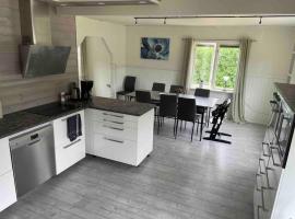 Space to socialize 3km from the peak of Isaberg!，位于Hestra的酒店