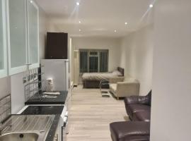 Self contained studio flat in Luton -Close to luton airport - Luton Dunstable Hospital - Business contractors - Family - All welcome -Short or Long Stay，位于卢顿的酒店