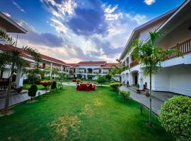 Hotel Earth Light Sauraha，位于奇旺的酒店