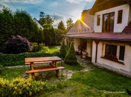 Pokoje pod Krzywym Dachem，位于Karpniki的山林小屋