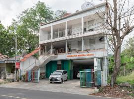 RedDoorz Syariah at Pantai Pelabuhan Ratu，位于苏加武眉的酒店