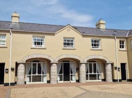 The Downshire Arms Apartments Hilltown，位于纽里的酒店