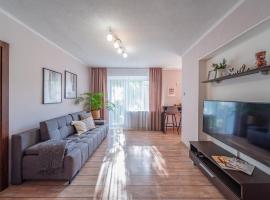 500m to the Beach - 2 Room Apartment with Balcony，位于尤尔马拉的酒店
