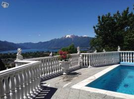 Romantic holiday home with a fantastic view of Lake Maggiore and the pool，位于戈尔多拉的度假屋