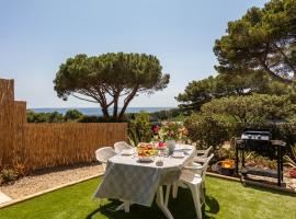 Le Photinia, mobil-home climatisé avec vue mer situé au cœur du domaine，位于耶尔的别墅