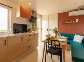 Le Cycas, mobil-home neuf avec sa vue dégagée sur les vignes et la mer