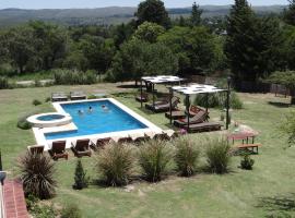 El Algarrobo Escondido Canchas de Pádel y Bosque Serrano，位于拉法尔达的酒店