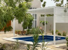 Little Garden private pool villa，位于Al Ḩamrāʼ的木屋