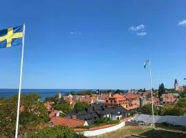 Trerummare med panoramautsikt och balkong i Visby innerstad