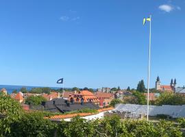 Trerummare med havsutsikt i Visby innerstad，位于维斯比的公寓