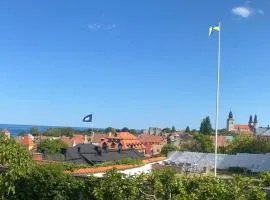 Trerummare med havsutsikt i Visby innerstad