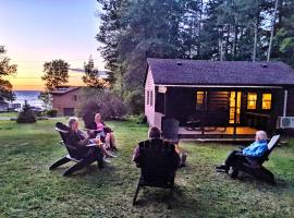 Cozy Cottage Lake Access Kayak Fire Pit，位于Sodus的酒店