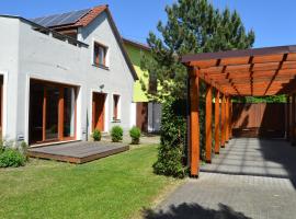 Large house with parking, 30 min to Prague center，位于Úvaly的酒店