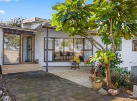 Seaside Sensation - Te Horo Beach Holiday Home，位于Te Horo的酒店